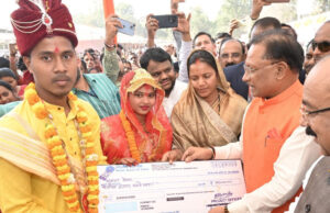 मुख्यमंत्री ने पीएम आवास के हितग्राहियों को दी चाबी