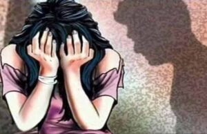 स्कूल में पढ़ने वाली छात्रा से टीचर करता था छेड़खानी, स्वजन पहुंचे स्कूल तो दीवार फांद कर भाग टीचर