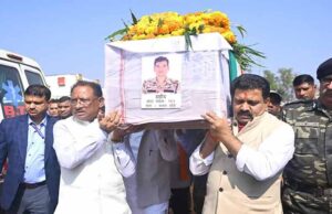 सीएम साय और गृहमंत्री शर्मा ने बलिदान हुए जवानों को दिया कंधा, परिजनों को दी सांत्वना
