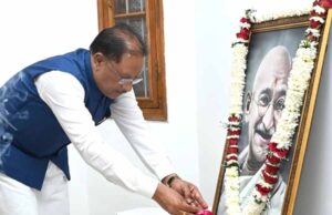 मुख्यमंत्री साय ने महात्मा गांधी जी की पुण्यतिथि पर उनके छायाचित्र पर पुष्प अर्पित कर उन्हें किया नमन
