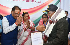 मुख्यमंत्री विष्णु देव साय ने सशस्त्र सेना वयोवृद्ध दिवस पर शहीद परिवारों का किया सम्मान