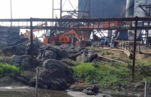 लोहा फैक्ट्री में चिमनी गिरने से 6 की मौत, 25 से अधिक मजदूर दबे, रेस्क्यू जारी