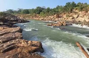 छत्तीसगढ़-रायगढ़ में डेम के बीच नाव पलटने से मची अफरा-तफरी