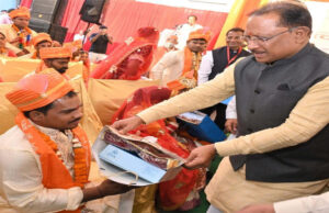 रायपुर : मुख्यमंत्री विष्णुदेव साय ने दिव्यांगजनों के सामूहिक विवाह समारोह में नवविवाहित जोड़ों को दिया आशीर्वाद