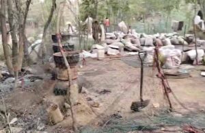 पुलिस ने नाला किनारे चल रहे अवैध कारखाने में दी दबिश, 860 लीटर महुआ शराब जब्त