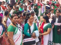 धनबाद में बाउंड्री वॉल विवाद में वकीलों के बाद अब स्वास्थ्य कर्मी भी धरने पर बैठे