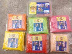 विभिन्न रंगों और आकर्षक पैकेजिंग के साथ समूह द्वारा निर्मित हर्बल गुलाल