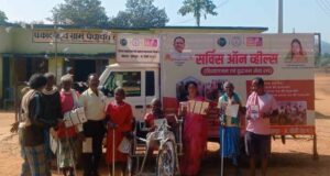 बोड़ेगाँव में ‘सर्विस ऑन व्हील्स’ की दस्तक, 137 लोगों को मिली सरकारी सेवा