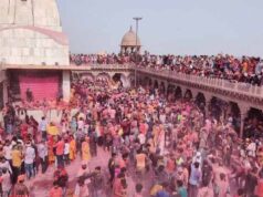 हेलीकॉप्टर से हुरियारों और श्रद्धालुओं पर की गई पुष्प वर्षा