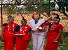 पर्यटन विशेषज्ञ किर्सी ने ग्रामीण महिलाओं संग किया महुआ संग्रहण, बस्तर की जैव विविधता और लोकसंस्कृति से हुए अभिभूत