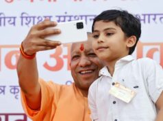 मुख्यमंत्री योगी आदित्यनाथ ने मंच पर बुलाया, सेल्फी ले रहे बच्चे को किया सम्मानित