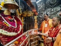 चैत्र नवरात्रि से पहले गोरक्षपीठाधीश्वर ने मां के चरणों में लगाई हाजिरी