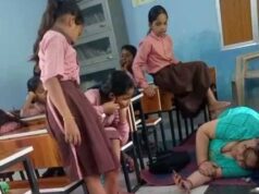 चित्रकूट में छात्राओं से मालिश कराते दिखीं हेडमास्टर