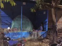 मच्छरदानी, बिछावन और गैस की लाइन: यूपी के बस्ती में रसोई गैस की भारी किल्लत, महिलाओं और बुजुर्गों की फजीहत