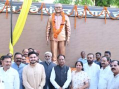 मुख्यमंत्री विष्णु देव साय ने अम्बिकापुर में भटगांव विधानसभा के पूर्व विधायक पंडित रविशंकर त्रिपाठी की प्रतिमा का किया अनावरण