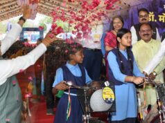 डॉ. मोहन यादव ने बच्चों पर की पुष्प वर्षा, हजारों बच्चों का हुआ प्रदेश के स्कूलों में प्रवेश