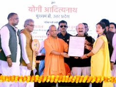 पलिया के चंदन चौकी कार्यक्रम में बड़ा ऐलान: Yogi Adityanath ने थारू जनजाति समेत कई परिवारों को दिए भूमि अधिकार और सरकारी लाभ