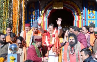 केदारनाथ धाम के कपाट खुलते ही महादेव का जयकारा, दर्शनार्थियों पर हुई पुष्प वर्षा