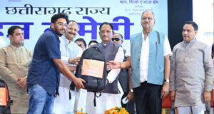 मुख्यमंत्री विष्णु देव साय का हज यात्रियों को स्वागत, फर्स्ट एड किट के साथ दी सफल यात्रा की शुभकामनाएं