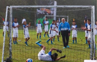 गोल के बाद पीएम मोदी ने खिलाड़ियों के साथ किया सेलिब्रेशन, फुटबॉल मैदान से खास तस्वीरें