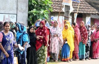 बंगाल चुनाव में 18% वोटिंग, ममता का गड़बड़ी का आरोप, नादिया में BJP वर्कर पर हमला