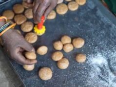 लकड़ी के चूल्हे पर गुड़ और घी से बनता शुगर-फ्री पेड़ा, अयोध्या से लेकर विदेश तक सप्लाई