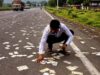 मेरठ-करनाल हाईवे पर बाइक से गिरे नोट, पुलिस ने बरामद की बड़ी रकम