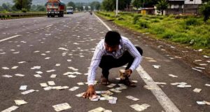 मेरठ-करनाल हाईवे पर बाइक से गिरे नोट, पुलिस ने बरामद की बड़ी रकम
