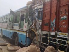 भूसे से भरे ट्रक ने टूरिस्ट बस को मारी टक्कर, देवास हादसे में बड़ी संख्या में घायल