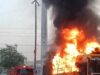 टायर फटने से वीडियोकोच बस में लगी आग, पुलिस ने कांच तोड़ 21 यात्रियों को बचाया