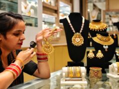 मजबूत डॉलर के असर से सोने और चांदी की कीमतों में 1.6 प्रतिशत तक गिरावट