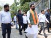 काफिला छोटा करने के बाद CM का नया संदेश, पैदल पहुंचे सचिवालय