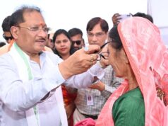 मुख्यमंत्री विष्णु देव साय ने हितग्राहियों को अपने हाथों से पहनाए नजर के चश्मे