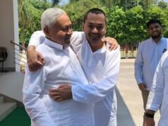 शपथ से पहले भावुक पल: पिता नीतीश कुमार का पैर छूकर लिया आशीर्वाद