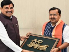 नई दिल्ली में मुख्यमंत्री डॉ. मोहन यादव ने राष्ट्रीय अध्यक्ष नितिन नबीन को पुष्प-गुच्छ भेंट किया और विषयों पर की चर्चा
