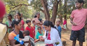 13 किलोमीटर पैदल चलकर स्वास्थ्य टीम पहुंची बड़ेपल्ली, 227 ग्रामीणों की जांच
