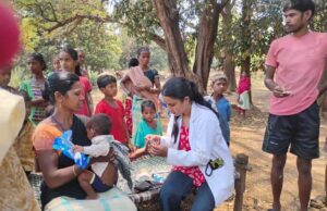 13 किलोमीटर पैदल चलकर स्वास्थ्य टीम पहुंची बड़ेपल्ली, 227 ग्रामीणों की जांच