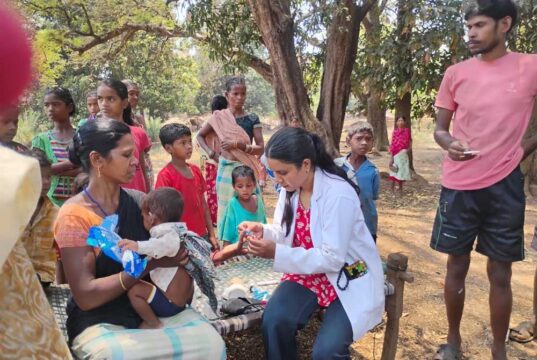 13 किलोमीटर पैदल चलकर स्वास्थ्य टीम पहुंची बड़ेपल्ली, 227 ग्रामीणों की जांच