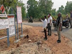 बाइक पर सवार होकर नक्सलियों के गढ़ रहे गांवों में पहुंचे कलेक्टर-सीईओ