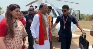अचानक गांव पहुंचे CM साय, हेलिकॉप्टर लैंड कर पेड़ तले लगाई चौपाल