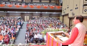 सरकार की तैयारी: हेल्थ इंश्योरेंस स्कीम से ‘दो संतान’ की बाध्यता खत्म करने पर विचार