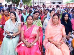 खाट में बैठकर ग्रामीणों से किया संवाद: सुनी समस्याएं, समाधान के दिए निर्देश