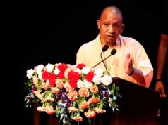 मंडलायुक्त दुर्गा शक्ति नागपाल ने श्रावस्ती में “संध्या संवाद” से ग्रामीणों से किया सीधा संवाद