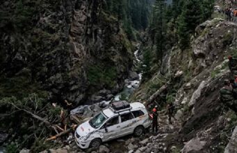 पहलगाम घूमने गए पर्यटकों की कार हादसे का शिकार, दो लोगों ने गंवाई जान