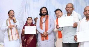 स्वामित्व योजना के पट्टे वितरित कर ग्रामीणों को दिया वैधानिक अधिकार, बिहान समूह की महिलाओं से आजीविका गतिविधियों की ली जानकारी