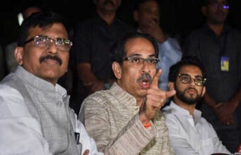 शिवसेना UBT में बढ़ी बगावत, आदित्य के करीबी नेता ने भी छोड़ा साथ; उद्धव पर संकट गहराया