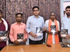 बिरहोर जननायक पुस्तक का विमोचन: मंत्री टंक राम वर्मा को लेखक डॉ. लोकेश पटेल ने भेंट की प्रति