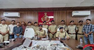 विगत 15 दिनों में कुल 87 अवैध हथियार, 23 धारदार हथियार, कारतूस एवं हथियार निर्माण उपकरण जब्त