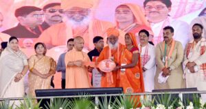 सीएम ने अनेक लाभार्थियों को दिया स्वीकृति पत्र, चेक, चाबी, नियुक्ति पत्र