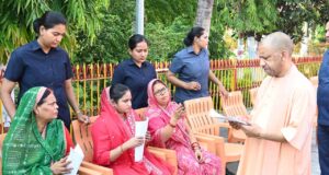 मुख्यमंत्री योगी आदित्यनाथ ने गोरखनाथ मंदिर में किया जनता दर्शन, 200 लोगों की सुनीं समस्याएं
